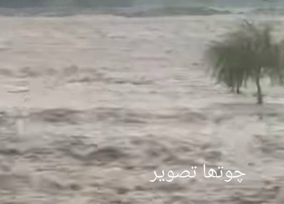 🔴 سوات، پاکستان: شدید سیلاب کے باعث 18 افراد پانی میں پھنس گئے۔ ایک گھنٹے کی امید کے باوجود مدد نہ پہنچ سکی، بدقسمتی سے سیلابی لہریں انہیں بہا لے گئیں۔