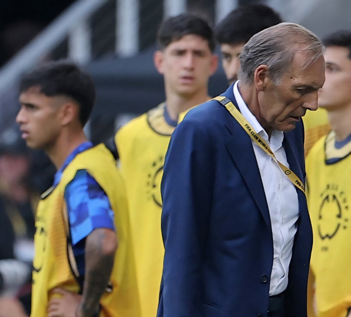 La imagen que más me duele del Mundial de Clubes.

Miguelo sacó del 11 titular al mejor jugador del año y no lo puso ni un minuto.