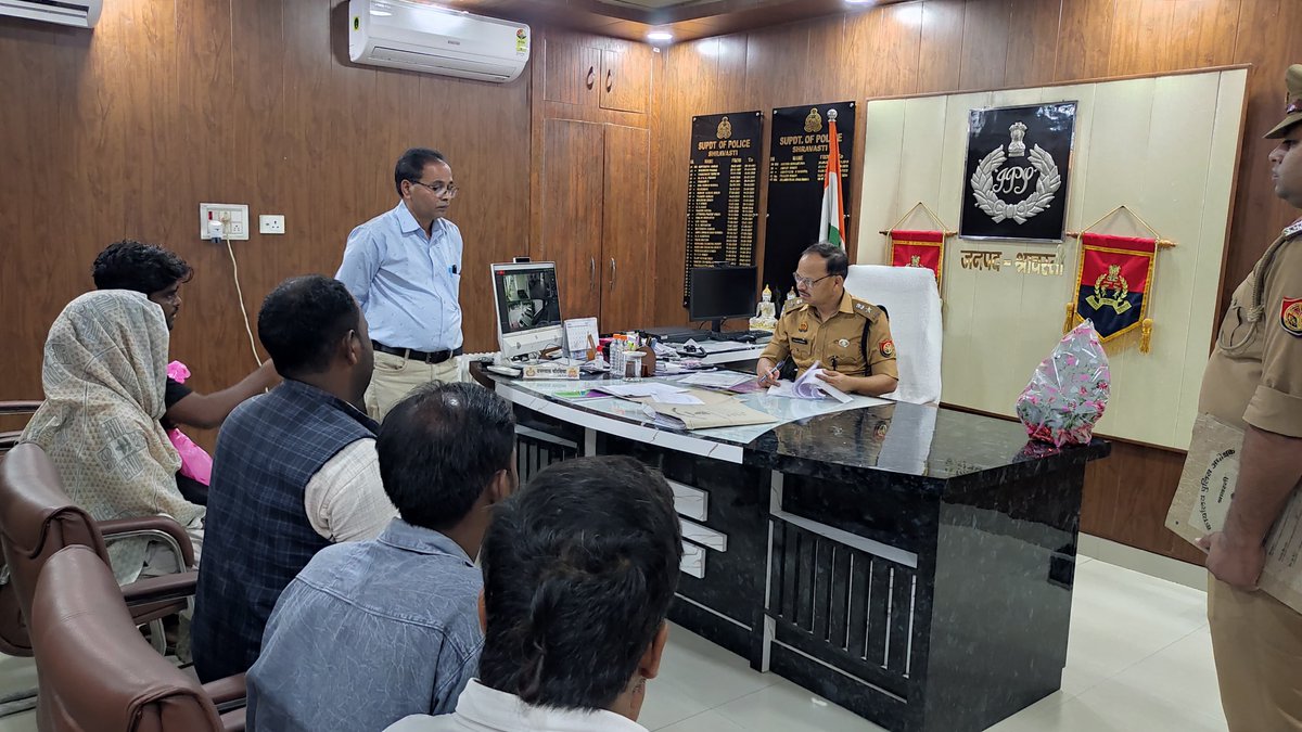 bstvlive's tweet photo. 🚨श्रावस्ती : एसपी कार्यालय में बढ़ती जा रही फरियादियों की संख्या🚨
👮♂️ एसपी कर रहे प्रतिदिन जनता दर्शन, सुन रहे समस्याएं
📅 दिए निर्देश - हर शिकायत का हो समयबद्ध निस्तारण
#Shravasti #PublicService #SPInAction @shravastipolice https://t.co/XZRKTEhin2