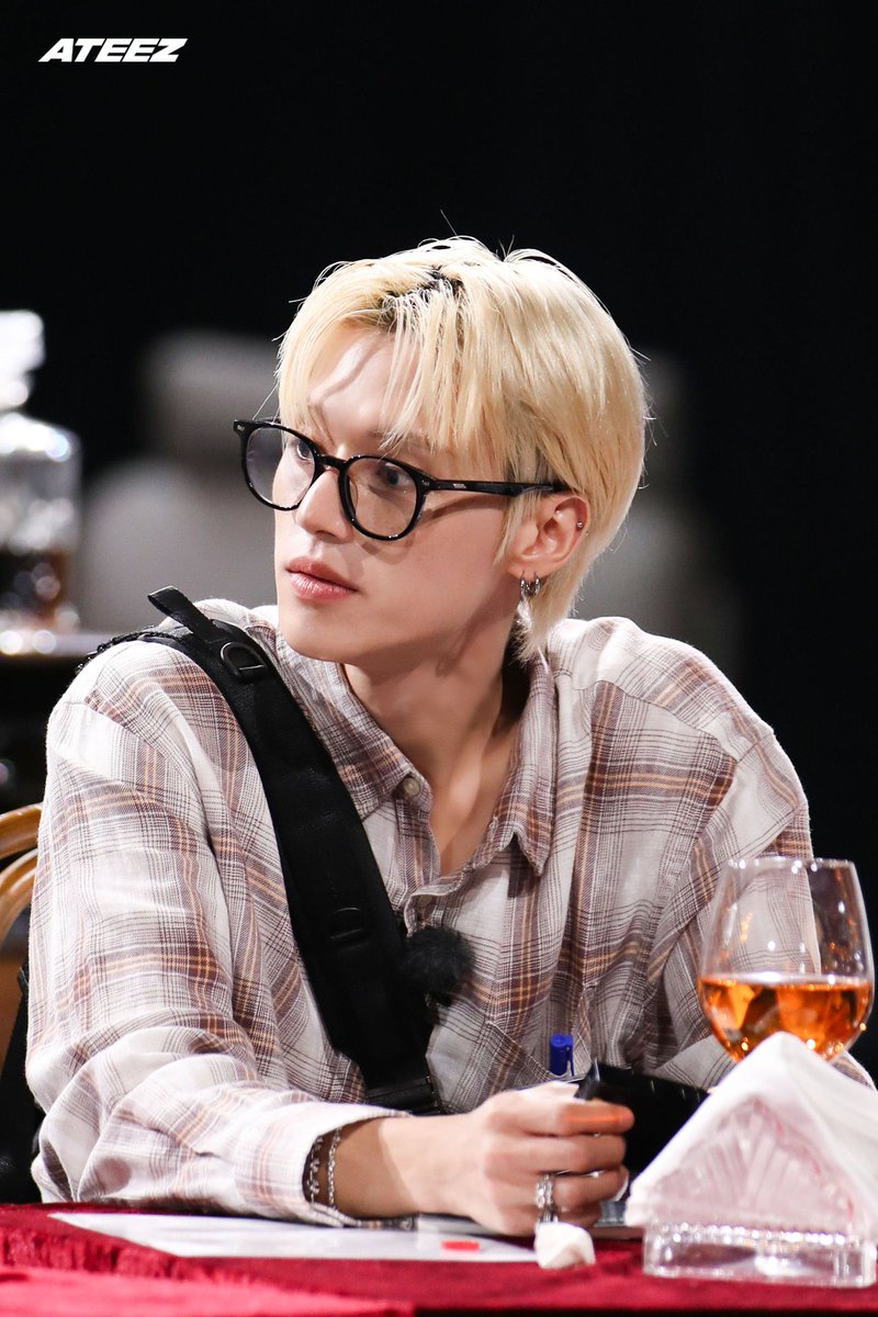PR0DBYCHOI's tweet photo. its giving college bf vibes https://t.co/7iHelzJjdY