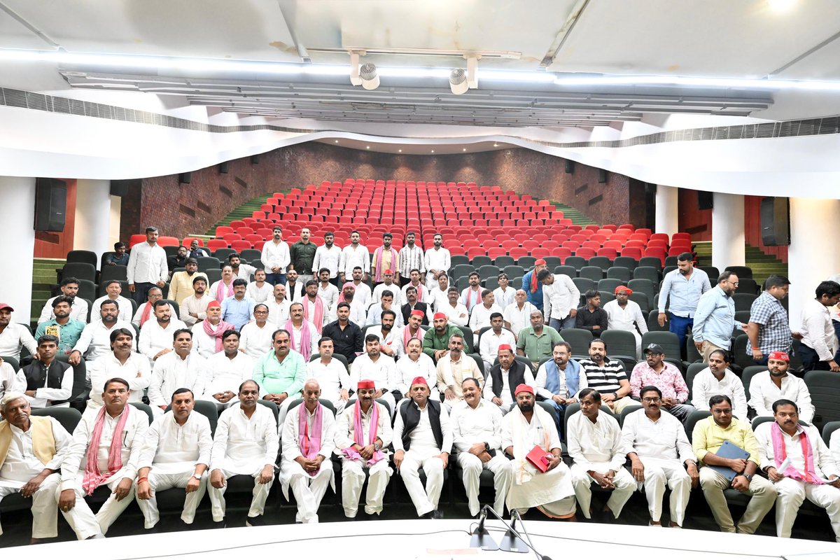 Akhilesh Yadav (@yadavakhilesh) on Twitter photo тАШрджреЛ рд╢рдмреНрджреЛрдВтАЩ рдХрд╛ рддреЛ рдмрд╣рд╛рдирд╛ рд╣реИ рджрд░рдЕрд╕рд▓ рднрд╛рдЬрдкрд╛ рдФрд░ рдЙрдирдХреЗ рд╕рдВрдЧреА рд╕рд╛рдерд┐рдпреЛрдВ рдХрд╛ рд▓рдХреНрд╖реНрдп рддреЛ рдкреВрд░рд╛ рд╕рдВрд╡рд┐рдзрд╛рди рд╣рдЯрд╛рдирд╛ рд╣реИред
рдЗрд╕реАрд▓рд┐рдП рд╕рдВрд╡рд┐рдзрд╛рди рдмрдЪрд╛рдирд╛ рд╣реИ рддреЛ рднрд╛рдЬрдкрд╛ рдХреЛ рд╣реА рд╣рдЯрд╛рдирд╛ рд╣реИред тАШрджреЛ рд╢рдмреНрджреЛрдВтАЩ рдХрд╛ рддреЛ рдмрд╣рд╛рдирд╛ рд╣реИ рджрд░рдЕрд╕рд▓ рднрд╛рдЬрдкрд╛ рдФрд░ рдЙрдирдХреЗ рд╕рдВрдЧреА рд╕рд╛рдерд┐рдпреЛрдВ рдХрд╛ рд▓рдХреНрд╖реНрдп рддреЛ рдкреВрд░рд╛ рд╕рдВрд╡рд┐рдзрд╛рди рд╣рдЯрд╛рдирд╛ рд╣реИред
рдЗрд╕реАрд▓рд┐рдП рд╕рдВрд╡рд┐рдзрд╛рди рдмрдЪрд╛рдирд╛ рд╣реИ рддреЛ рднрд╛рдЬрдкрд╛ рдХреЛ рд╣реА рд╣рдЯрд╛рдирд╛ рд╣реИред