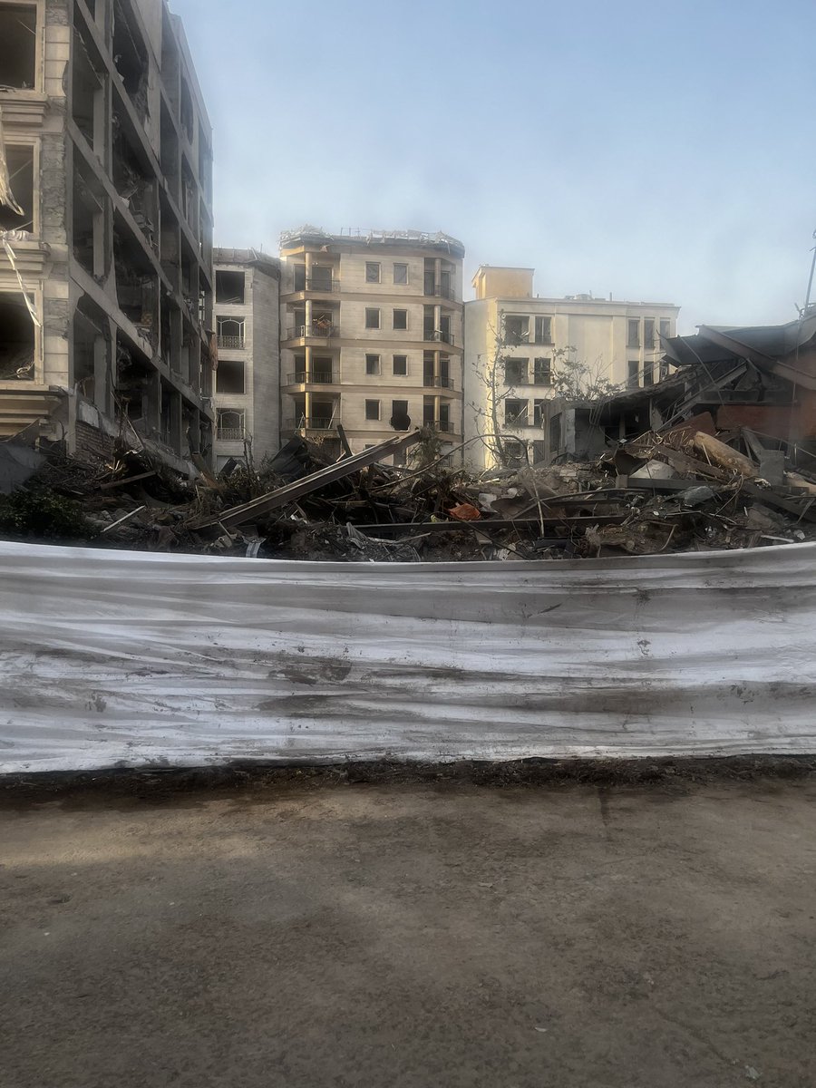 این تقریبا نزدیک خونمونه کلا هیچی از ۳تا اپارتمان نمونده  و من هنوز میگم شانس اوردیم که  زنده ایم…