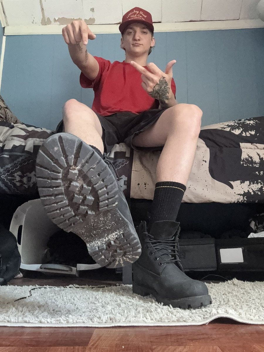 Whos wants to lick my black timbs😈