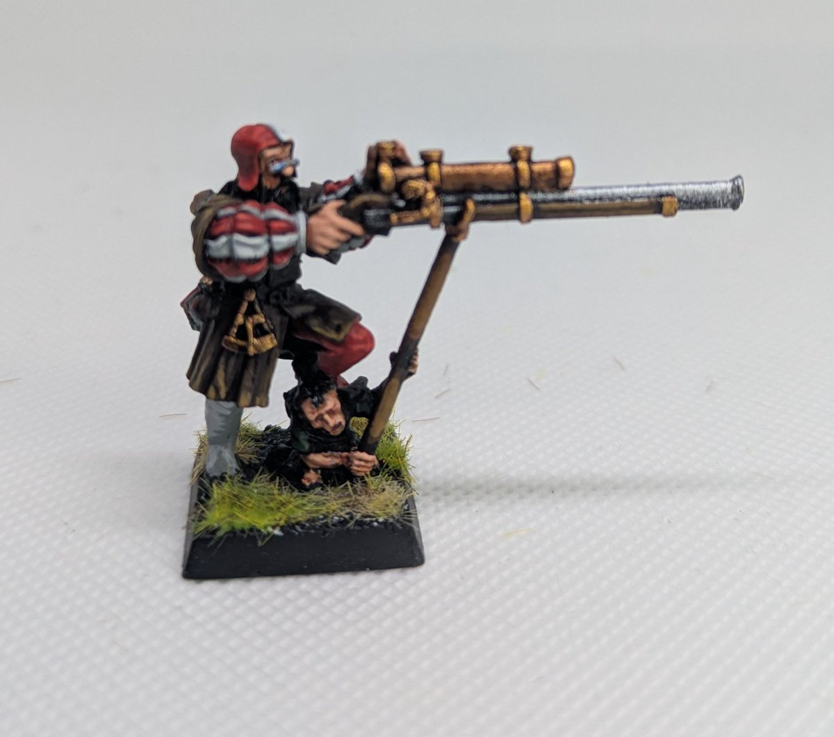Duffman88mm's tweet photo. Maestro Ingeniero Imperial. El "muchacho" en el suelo que sujeta el rifle creo que le da un toque mucho más oscuro a esta miniatura de lo que parece en un principio.

#Wahammer
#WarhammerCommunity 
#r4troescalada
#TOWSpanish https://t.co/PO7oWfAWKG