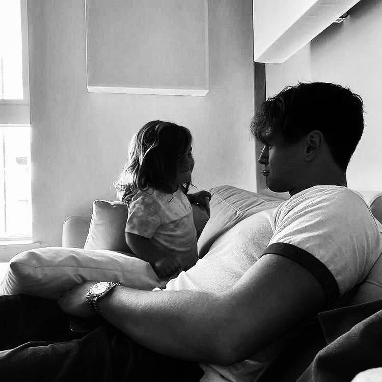 taja_readss's tweet image. „Gdy przyszła kolej na Darcy'ego, nawet na mnie nie spojrzał. Miałem nadzieję, że kiedyś się to zmieni. Pragnąłem, by mój syn znów widział we mnie tatę, a nie wroga. 
𝑁𝑖𝑒 𝑝𝑜𝑡𝑤𝑜𝑟𝑎.”

#theremainsofhellish