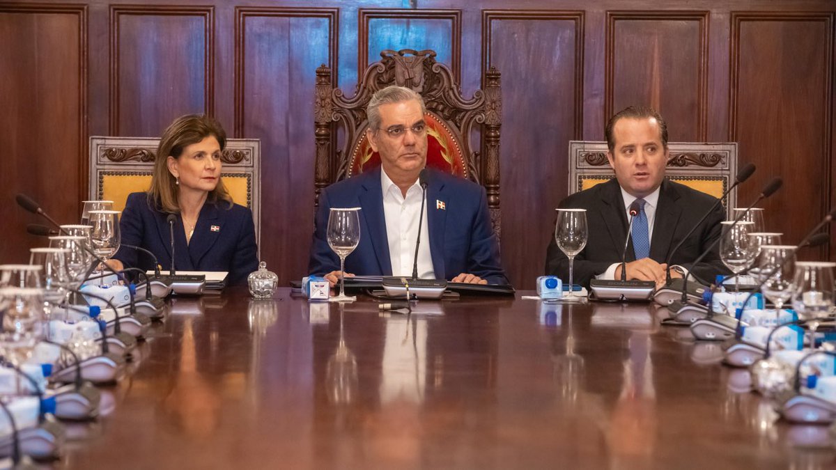 Homero Figueroa (@homerofigueroag) on Twitter photo El presidente @LuisAbinader, junto la vicepresidenta <a href="/RaquelPenaVice/">Raquel Peña</a>, encabezaron la quincuagésima reunión del Consejo de Ministros, en la que se aprobó la Política Presupuestaria Anual correspondiente al año 2026.🇩🇴📢 Puedes ver más información aquí: presidencia.gob.do/noticias/gobie… El presidente @LuisAbinader, junto la vicepresidenta <a href="/RaquelPenaVice/">Raquel Peña</a>, encabezaron la quincuagésima reunión del Consejo de Ministros, en la que se aprobó la Política Presupuestaria Anual correspondiente al año 2026.🇩🇴📢 Puedes ver más información aquí: presidencia.gob.do/noticias/gobie…