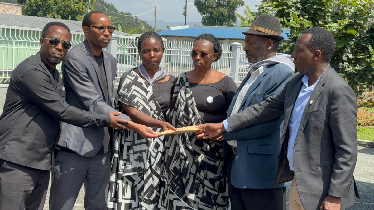 RwandaVets1's tweet photo. Today at Cour d’Appel Memorial site @MusanzeDistrict, #RCVD members in @RwandaNorth commemorated  #veterinary professionals killed in 1994 Genocide against the Tutsi.They have donated  a 🐄to the family of the late veterinarian RWABUKWISI Jonas,symbolizing dignity @Unity_MemoryRw https://t.co/glFNjwXu6E