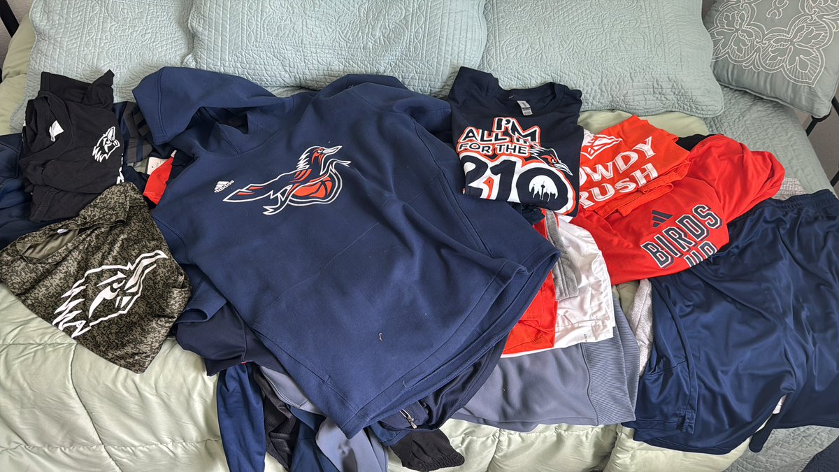 JBrooksLovesU's tweet image. Roadrunner Nation! I have collected a bunch of @UTSAAthletics gear I can no longer wear due to the Nike switch… Crewnecks, hoodies, shirts, shorts etc
Not quite sure what to do with it all… Any ideas on takers? #BirdsUp