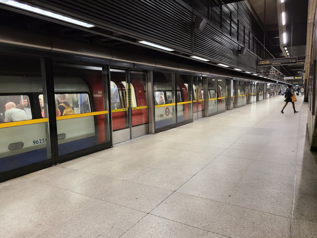 🚇 Platform screen doors are (finally) on the TTC’s radar. Safer, faster, smarter subway service — starting with a Dundas Station pilot. <a href="/RM_Transit/">Reece</a> urbantoronto.ca/news/2025/06/4…

#Toronto #transit #development