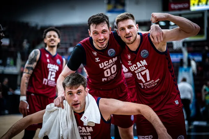 VPPzinas's tweet photo. 🇱🇻 Izrādās pretvalstiski noskaņotā sieviete, kura apgānīja latviešu valodu ir basketbolistu Kurucu mamma. Vai valstij būtu iespēju robežās jāvēršas pret visu ģimeni? https://t.co/q3SrGnMGUQ
