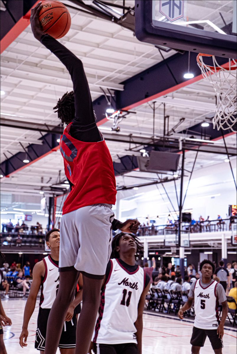Thiik_Deng's tweet image. Crushed it at the @MW_Showcase!
Went 4-0 with @OlatheNorthBB against great competition . Here’s a look at some of my best moments from the showcase!!