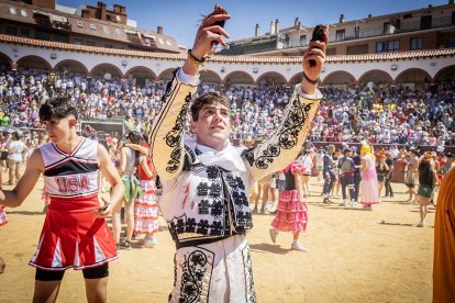 Portal Taurino (@portaltaurino) on Twitter photo Soria Viernes de Toros matinal con Erales de campo bravo alcarreño para Leo Pallatier palmas y oreja, Dennis Martín dos orejas y oreja y David Espejón dos orejas y oreja, foto <a href="/diariodesoria/">Heraldo Diario de Soria</a> <a href="/portaltaurino/">Portal Taurino</a> Soria Viernes de Toros matinal con Erales de campo bravo alcarreño para Leo Pallatier palmas y oreja, Dennis Martín dos orejas y oreja y David Espejón dos orejas y oreja, foto <a href="/diariodesoria/">Heraldo Diario de Soria</a> <a href="/portaltaurino/">Portal Taurino</a>