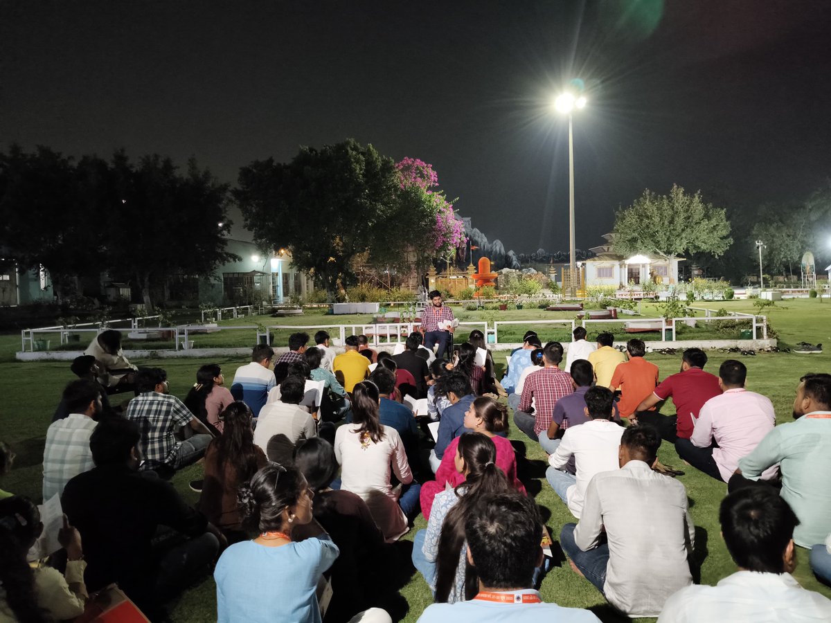 प्रांत अभ्यास वर्ग के अंतर्गत अनौपचारिक सत्र के तहत कार्यकर्ताओं को राष्ट्रीय गीत वन्दे मातरम्, एकल गीत एवं परिषद गीत गायन का प्रशिक्षण प्रदान किया गया।
#PrantAbhyasVargDelhi