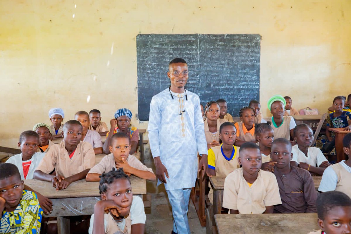 2sf_ong's tweet photo. Le 10 juin, à Ganvié, 123 élèves ont été récompensés grâce au projet #PrimeAuxMeilleursÉcoliersDeGanvié. Fière de soutenir l’excellence scolaire et l’éducation des enfants démunis. Bravo à Alphonse Hadjagoun et à merci à tous les partenaires !
🎥 Revivez ce beau moment en images. https://t.co/DfRKIc4s4t