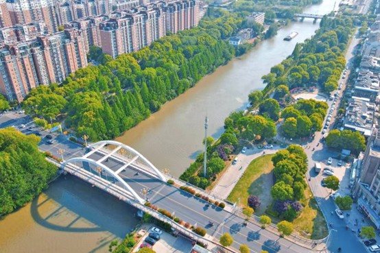 #Rugao #RutaiCanal Urban Section's Ecological Beauty: Clear Water, Green Banks
Rugao's Rutai Canal urban section features crystal-clear water &amp; lush green banks. The 142.18km canal, known as "Golden Waterway," now showcases "water-green integration, city-scenery fusion" through