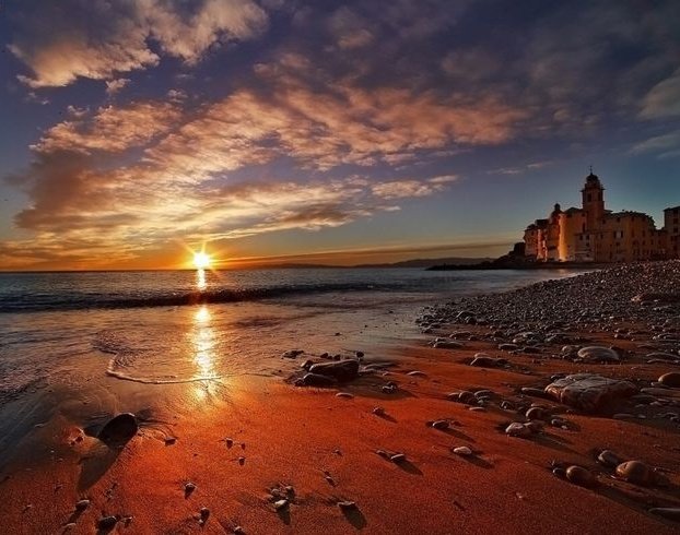 Il sogno della notte non ci appartiene. Non è di nostra proprietà. Per noi è come un ladro, il più terribile dei ladri: sottrae il nostro essere.
Gaston Bachelard #NatiOggi
#goodnight

#RaccontodellaSera

Liguria