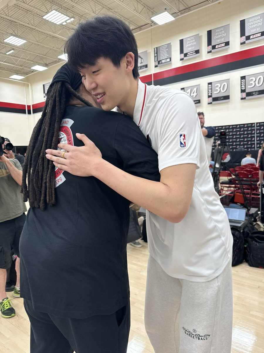 New Blazers center Yang Hansen is greeted by Brian Grant. 

#RipCity