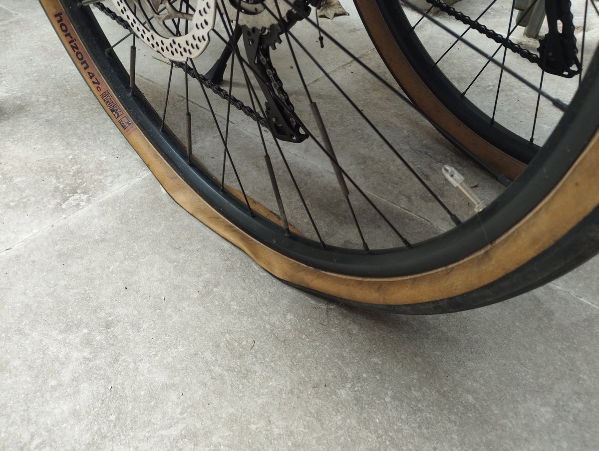 CanuDidier's tweet photo. #Sortezmoidelà Nos vélos sont dans la cour de l'immeuble 🏢 en sécurité🔐 Tout à coup .. Il n'est pas sympa #pshitt Bordayl 🚴🚴‍♂️ C'est la valve 🤷‍♂️ Changement demain .. 4 ans sans crevaisons 🤦‍♂️ Prenez soin de vous 🙏 
BisOuxxx le monde 😘🚴🚴‍♂️🤘🏴‍☠️ https://t.co/0dPb9z9fcg