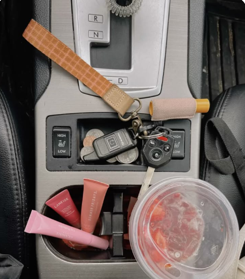 maria_david98's tweet image. Love the cozy car setup! The lipsticks add such a cute touch, and that drink looks refreshing! 🌸✨ #CarVibes #StyleOnWheels #CuteSetup