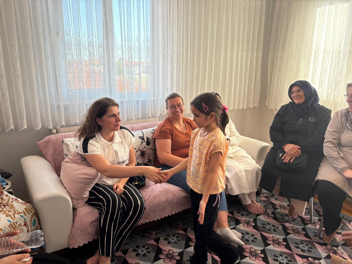 AK Kadın Denizli (@akkadindenizli) on Twitter photo 📍Çivril
GMKK MKYK Üyemiz ve İl Koordinatörümüz <a href="/SekerSaduman/">Şaduman ŞEKER🇹🇷</a>, Başkanımız <a href="/mnevvertekasla1/">Münevver Tekaslan🇹🇷</a> ve Çivril İlçe KK Başkanımız Selma Tombak, Çivril ilçemizde meydana gelen yangında evi zarar gören hemşehrimiz Kevser Çiftçi’yi ziyaret ederek geçmiş olsun dileklerini ilettiler. 📍Çivril
GMKK MKYK Üyemiz ve İl Koordinatörümüz <a href="/SekerSaduman/">Şaduman ŞEKER🇹🇷</a>, Başkanımız <a href="/mnevvertekasla1/">Münevver Tekaslan🇹🇷</a> ve Çivril İlçe KK Başkanımız Selma Tombak, Çivril ilçemizde meydana gelen yangında evi zarar gören hemşehrimiz Kevser Çiftçi’yi ziyaret ederek geçmiş olsun dileklerini ilettiler.