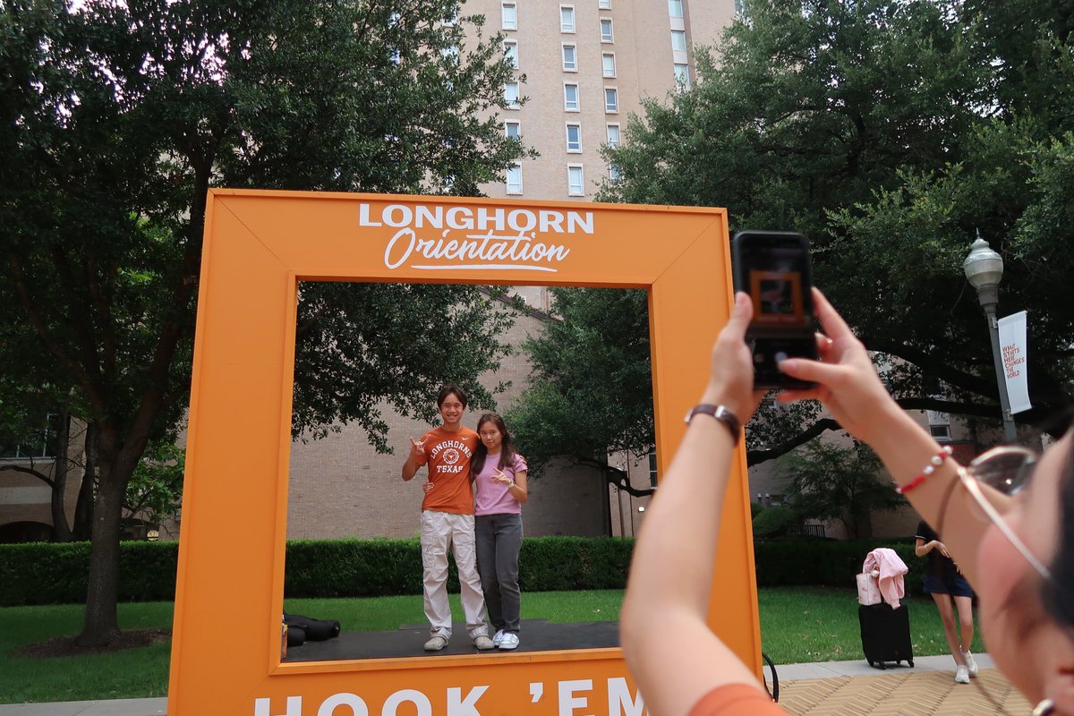 UTorientation's tweet image. Take us back to Session 5 🔥 Highlights for Session 5 of Longhorn Orientation are live on our Facebook page. Hook'em! 🤘facebook.com/share/p/19Hqdk…
