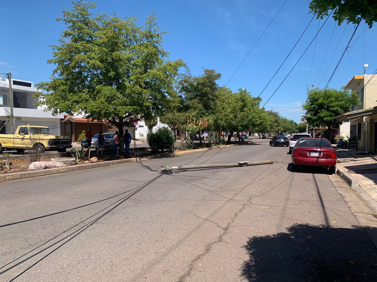 adiscusion's tweet photo. 🚨Por el Boulevard Diamante en el Stase II un trailer arrasó con los cables de luz, tumbando 2 postes y dañando un carro estacionado, vecinos reportan que el responsable se dio a la fuga y es hora que no llegan las autoridades competentes #QueRaro🤷🏻♂️🚨 #Adiscusión https://t.co/ltNWpscCnB