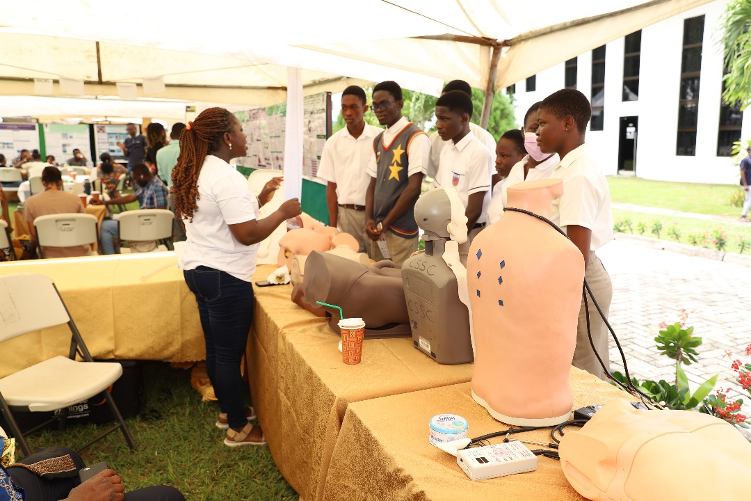 UGCCReS's tweet image. Exciting day!! It was so heartwarming to welcome guests from many Senior High Schools in Ghana to today's @UnivofGh #DSRA exhibition. #STEM Education and #sustainability can not be separated. Let's explore the boundaries of science in #ClimateActionNow