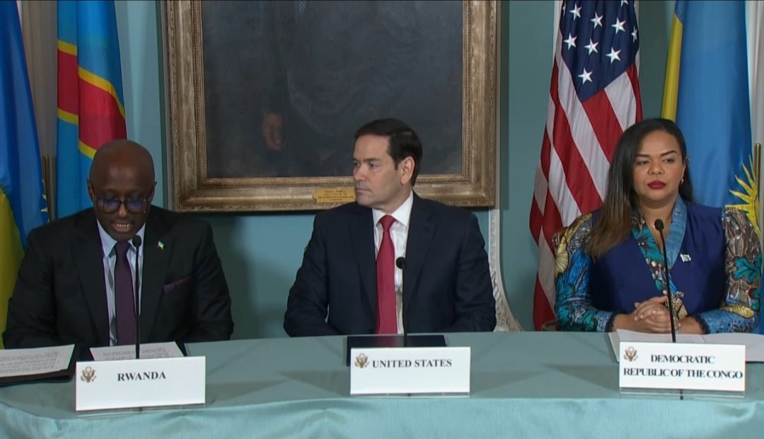 A new chapter? 

Smiles, handshakes, and signatures as #Rwanda, ##DRCongo foreign ministers ink a historic deal (and shake hands, finally) in the U.S., an occasion witnessed by U.S. Secretary of State Marco Rubio.