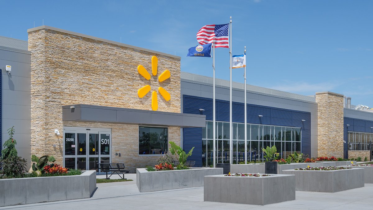 WalmartInc's tweet image. We just opened our first owned and operated, case-ready beef facility in Olathe, Kansas. It’s a big step forward in bringing customers more high-quality Angus beef at a great value. It’s also creating 600+ jobs and building a more resilent supply chain. walmrt.us/4nDbicG