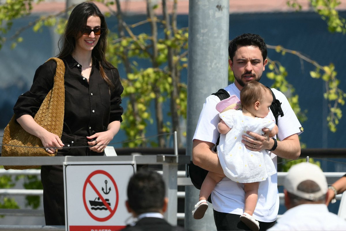 حتى ماخذين بنتهم ..  ماقالوا جنة الاطفال منازلهم 🙄

"مش بس ولي عهد.. كمان أب حنون"🇯🇴❤🇯🇴