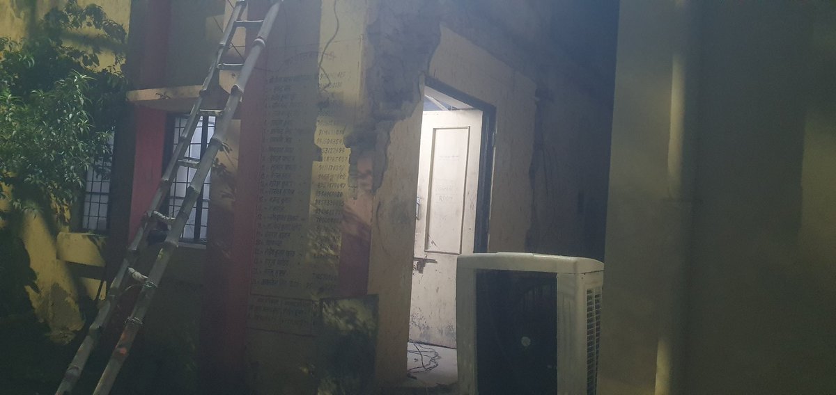 ajitdixit2000's tweet image. करनैलगंज ग्रामीण विद्युत सब स्टेशन में रात की ड्यूटी पर नहीं कर्मचारी। रिसाला ट्रांसफर्मर के उड़े फ्यूज तक को बाँधने का नहीं इंतजाम। किसी विषम परिस्थिति में क्या होगा लगा सकते है अंदाजा @UPGovt @Officialneha @myogiadityanath