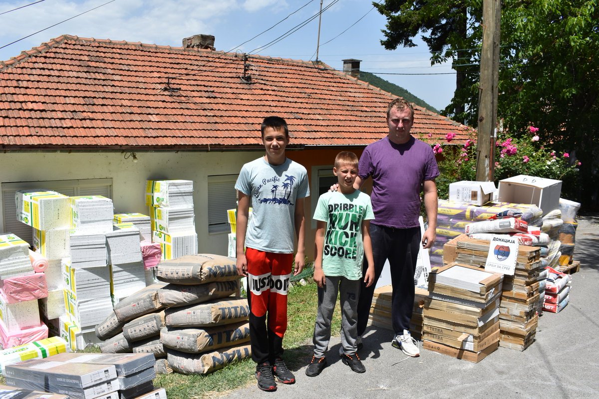 Самохрани отац Иван Ђорђевић из Звечана живи са синовима Петром (12) и Мирославом (10) и мајком Љубинком. Млађи Мирослав има епилепсију и друге озбиљне здравствене проблеме због којих често морају ићи у Београд, Крагујевац и Ниш на контроле.

Започели су доградњу куће како би