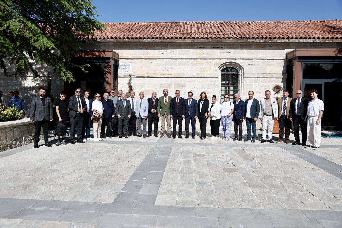 Türk İnternet Medya Birliği Genel Başkanı Dr. Süleyman Basa, Genel Başkan Yardımcısı Mehmet Erdem Tokuş ve beraberindeki heyet, Başkanımız Dr. Adem Uzun’u makamında ziyaret etti.

Ziyaretten duyduğu memnuniyeti dile getiren Başkanımız Uzun, Türkiye'nin dört bir yanından gelen