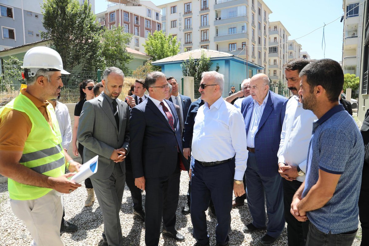 Van Yatırım İzleme ve Koordinasyon Başkanlığı (@vanyikob) on Twitter photo İçişleri Bakan Yardımcımız Sn. Münir Karaloğlu, Valimiz Sn. Ozan Balcı, AFAD Başkanımız Sn. Ali Hamza Pehlivan, Vali Yardımcımız/YİKOB Başkanımız Sn.<a href="/musagoktas_/">Musa Göktaş</a> ve beraberindeki heyet; İpekyolu ilçesindeki Hükümet Konağını ziyaret etti. Ardından, yapımı son aşamaya gelen 130 İçişleri Bakan Yardımcımız Sn. Münir Karaloğlu, Valimiz Sn. Ozan Balcı, AFAD Başkanımız Sn. Ali Hamza Pehlivan, Vali Yardımcımız/YİKOB Başkanımız Sn.<a href="/musagoktas_/">Musa Göktaş</a> ve beraberindeki heyet; İpekyolu ilçesindeki Hükümet Konağını ziyaret etti. Ardından, yapımı son aşamaya gelen 130