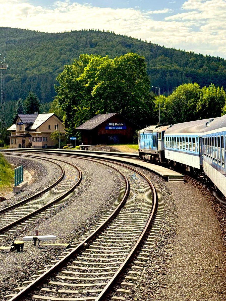 Wenn ich schon gestern nicht in meiner Heimatstadt #chemnitz war: Ein ikonisches Foto, da ich auf der „falschen“ Seite im letzten Wagen saß, gelang mir dennoch: Bílý Potok mit #Brejlovec 😅.