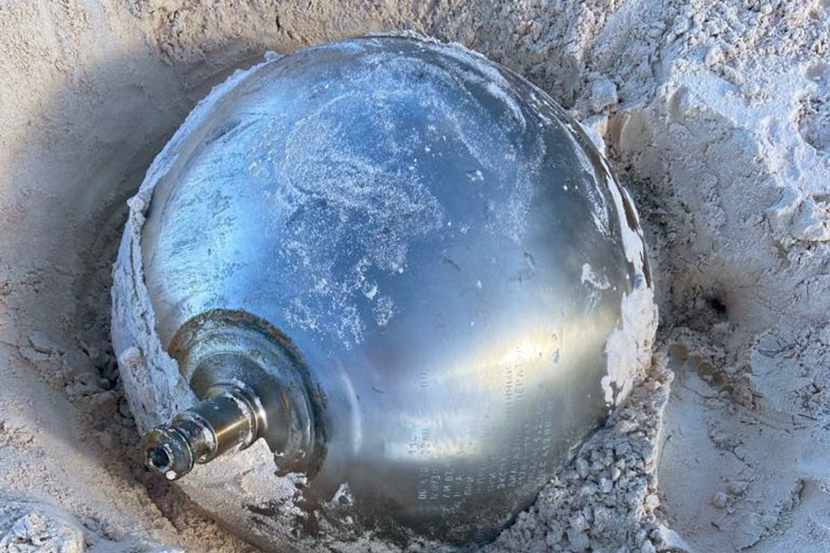 OvniChile1's tweet image. 🪐 Una misteriosa esfera metálica con inscripciones rusas apareció en las playas de las Bahamas.
Expertos creen que es parte de un satélite o nave espacial caída.
¿Basura espacial… o algo más? 👀
#Ovni #bugasphere