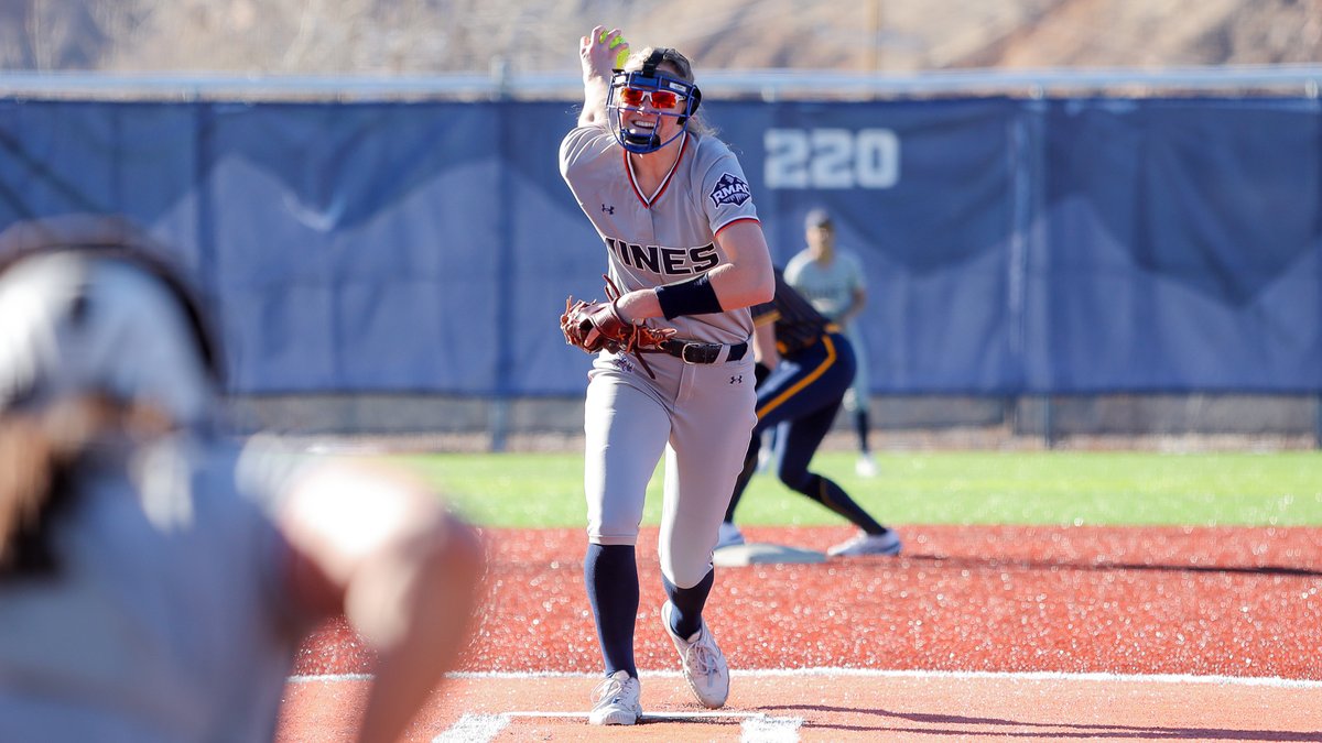 MinesSoftball's tweet image. Shades on as we celebrate #NationalSunglassesDay! 😎☀️
📸 - Brinda Malik/Sam Boender/Patrick Murphy
#HelluvaEngineer