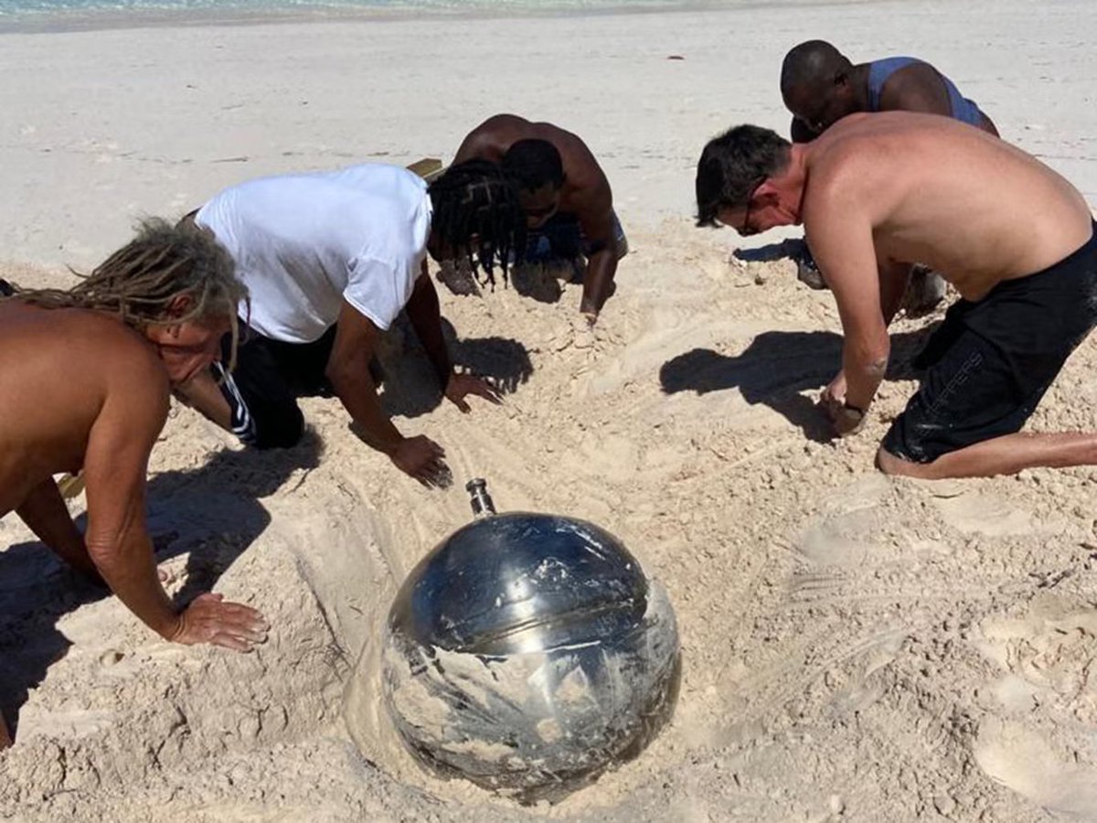OvniChile1's tweet image. 🪐 Una misteriosa esfera metálica con inscripciones rusas apareció en las playas de las Bahamas.
Expertos creen que es parte de un satélite o nave espacial caída.
¿Basura espacial… o algo más? 👀
#Ovni #bugasphere