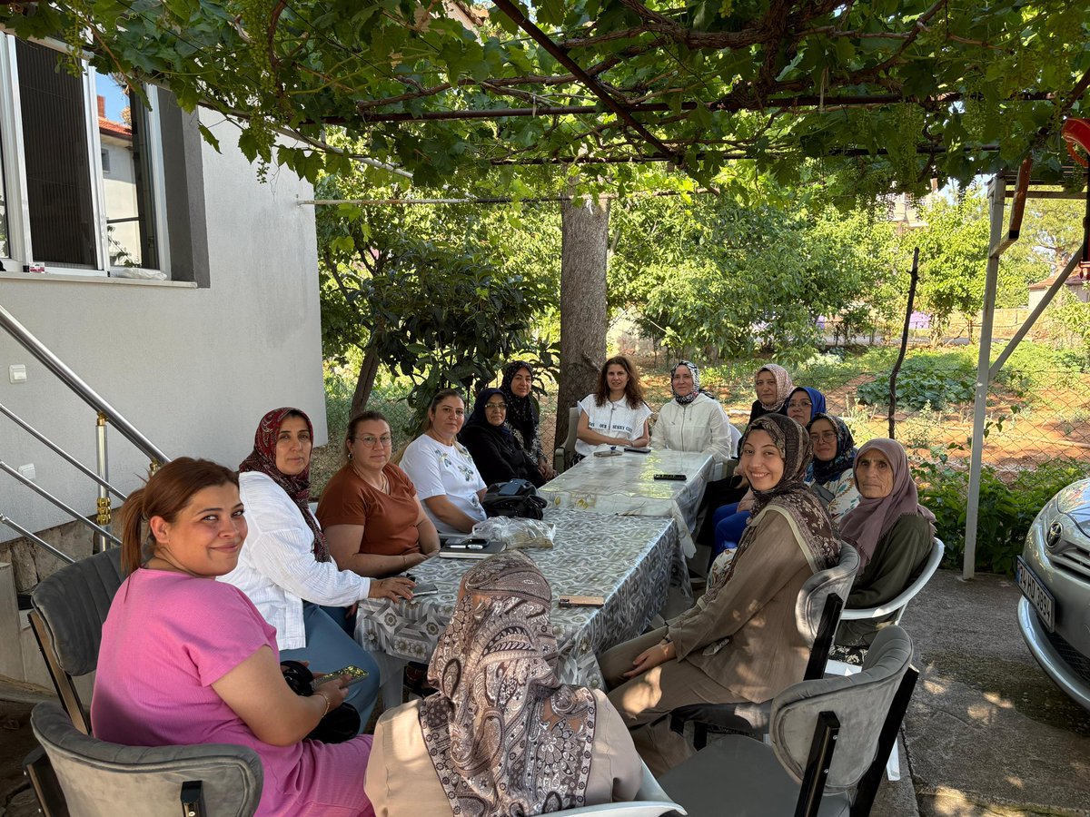 AK Kadın Denizli (@akkadindenizli) on Twitter photo 📍Çivril
Genel Merkez Kadın Kolları MKYK Üyemiz ve İl Koordinatörümüz <a href="/SekerSaduman/">Şaduman ŞEKER🇹🇷</a>,Başkanımız <a href="/mnevvertekasla1/">Münevver Tekaslan🇹🇷</a> ve İlçe Kadın Kolları Başkanımız Selma Tombak, teşkilatımızın kıymetli üyelerinden Şerife Aydın Hanımefendi'yi ziyaret etti. 📍Çivril
Genel Merkez Kadın Kolları MKYK Üyemiz ve İl Koordinatörümüz <a href="/SekerSaduman/">Şaduman ŞEKER🇹🇷</a>,Başkanımız <a href="/mnevvertekasla1/">Münevver Tekaslan🇹🇷</a> ve İlçe Kadın Kolları Başkanımız Selma Tombak, teşkilatımızın kıymetli üyelerinden Şerife Aydın Hanımefendi'yi ziyaret etti.