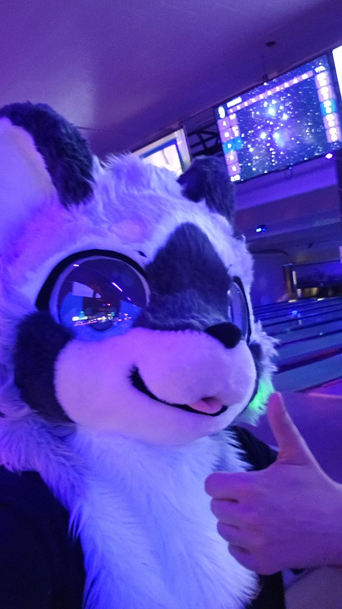 Blacklight on my fursuit looks cool 

#FursuitFriday