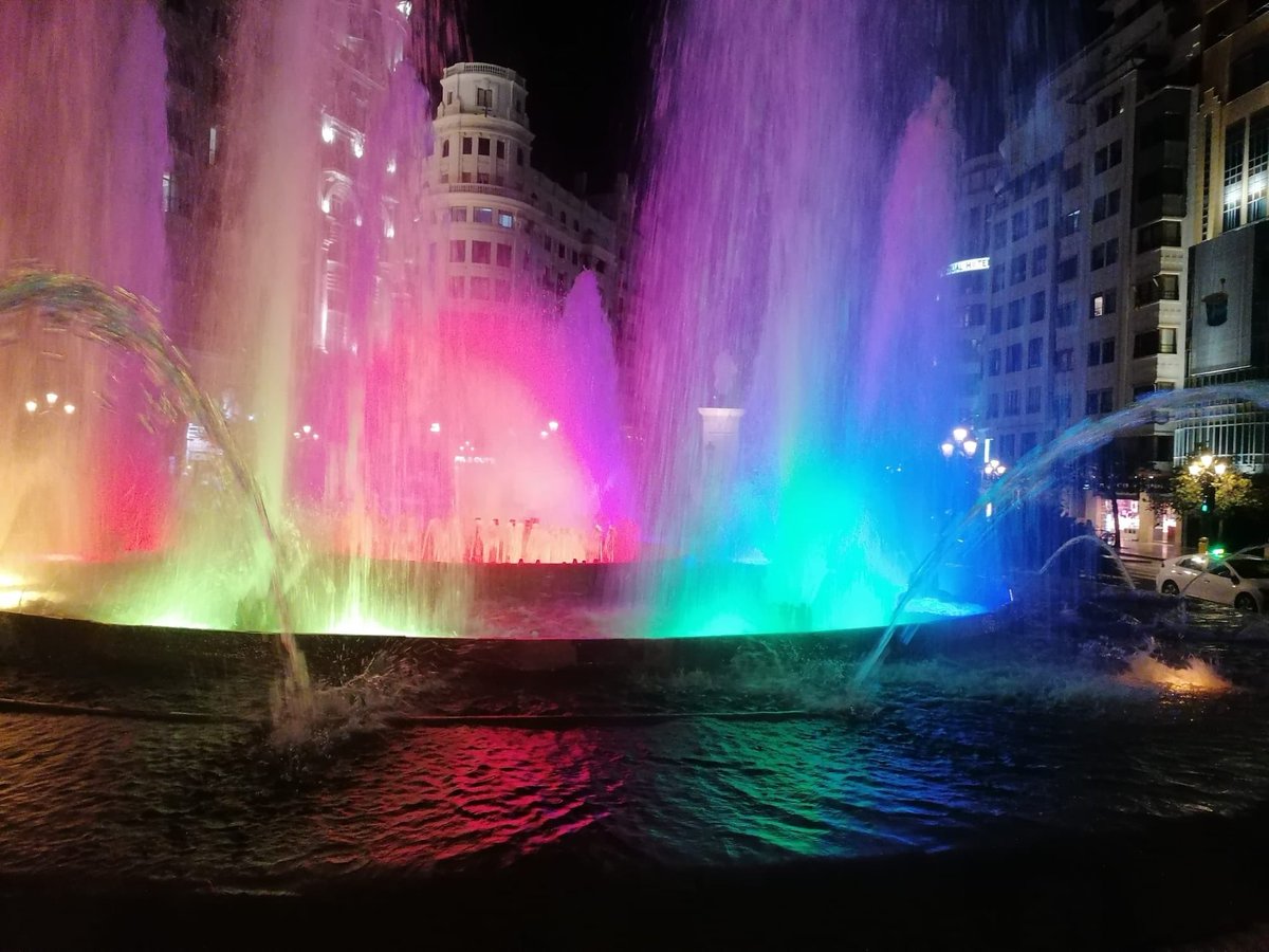 🌈 Il·luminen amb els colors de l’arc de Sant Martí la façana consistorial, la Porta de la Mar i la font de la plaça de l'Ajuntament per a celebrar l'#OrgullVLC i reivindicar els drets #LGTBIQ+

 🔛 Programació 🔗lc.cx/YXXKoo