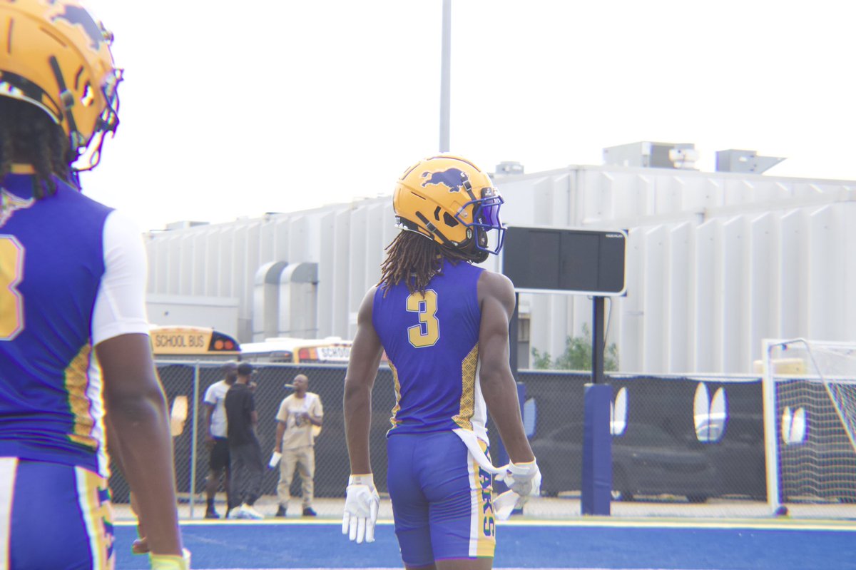 DivineHaye10863's tweet photo. 0 offers 0 recognition, But im working hard every day. Senior season i have to ball out💪 https://t.co/XpFRYCQPs5