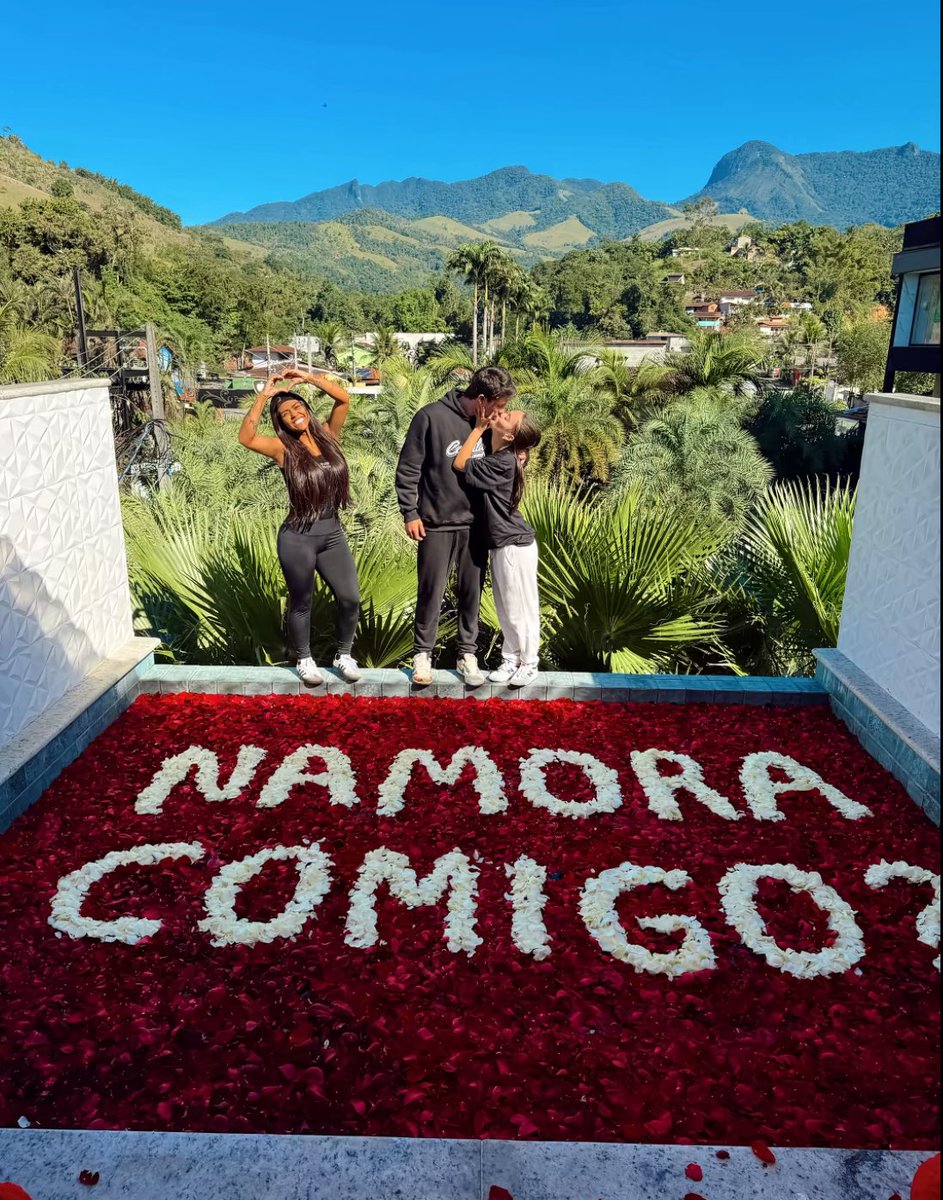 acervocloures's tweet image. esse ano o unico pedido de namoro que eu vou presenciar vai ser assim igual a camila