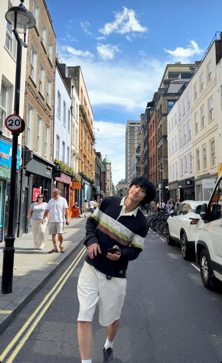 SPARK_61's tweet photo. ไอ้หมาหย๊องงงงงงงงงงงงงงงงงงงงงงงง  เป็นหนุ่มลอนดอนเลยยย ทำไมน่ารักขนาดนี้!!!!!!!!!!!!!!!! อยากหอมหัวมากกกก โอ้ยยยย น่ารักชิบหาย 😭😭😭😭😭😭😭 https://t.co/RoEPCdFoZS
