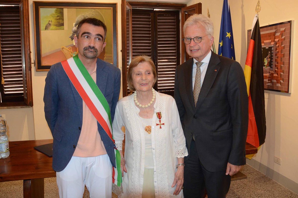 Ida Balò, sopravvissuta alla strage nazista di Civitella, ha speso la sua vita per la memoria, la pace e la riconciliazione 🇩🇪🇮🇹. È stato un grande onore per me consegnarle l’onorificenza  di Cavaliere dell’Ordine al Merito della Germania per il suo impegno.
