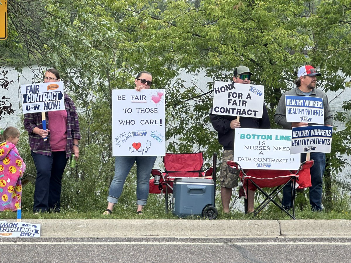DominicKBJRMN's tweet photo. The crowd is continuing to grow here in Chisholm, MN as nurses, friends and family are rallying for what they site as unfair union contracts. With many working without a contract since September 2024.

More to come @NorthernNewsNow https://t.co/Vno2mwcdyf