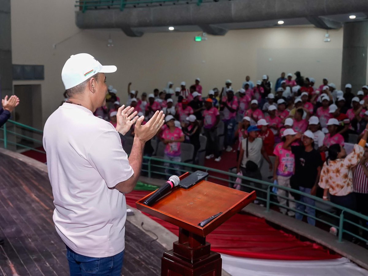 En el rostro de cada joven hay una mirada que cuenta una historia. Una historia que, durante muchos años, estuvo marcada por la violencia y el olvido. Hoy, estos muchachos y muchachas, que hacían parte de las denominadas pandillas, se han convertido en Jóvenes de Paz.

Cada vida