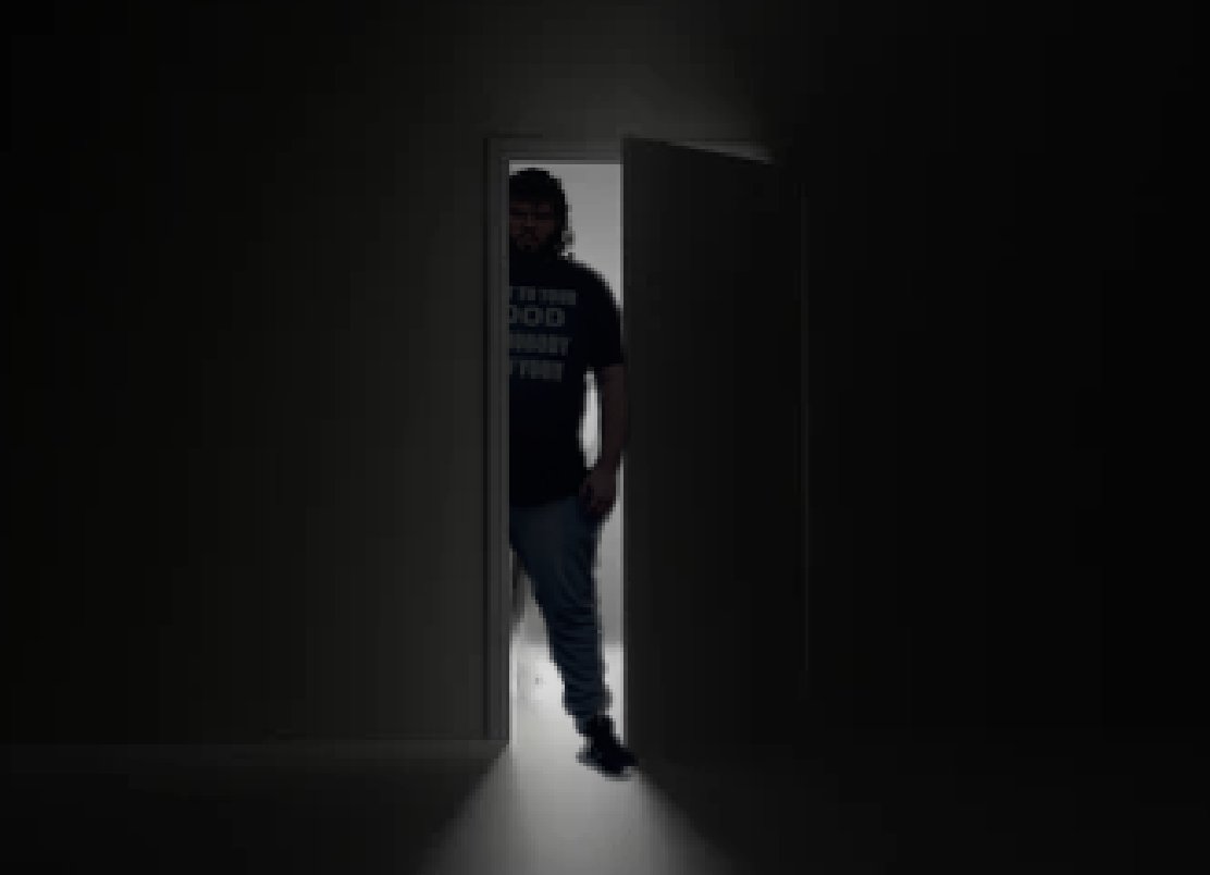 FishTankEdits's tweet image. S2 House is finally set-up "Alright guys you can come upstairs" The Fish are excited to finally be out of the bunker. A Special friend is waiting for them. 

"Hey Daniel wets have some fun"

@FrankHassleYT 
 #fishtanklive