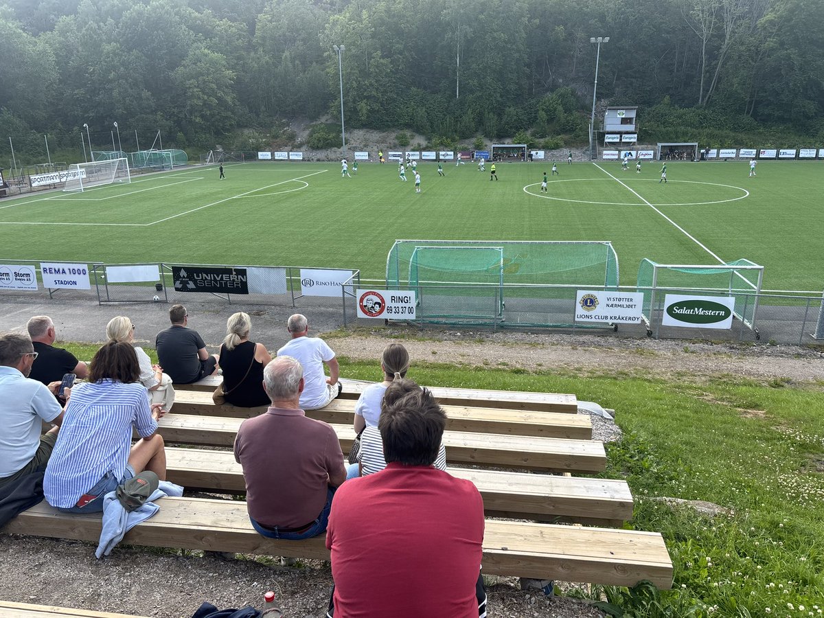 Avslutta «Østfold-dagene» med et lokaloppgjør i 4. divisjon. På Kråkerøy stadion møttes <a href="/KrakeroyIL/">Kråkerøy IL</a> og <a href="/SelbakTIF1/">Selbak TIF</a>. Fin tribune og herlig beliggenhet til banen i et naturlig amfi. På banen ble det underholdende og målrikt, men ikke spennende. Kråkerøy vant 7-2. #groundhopping