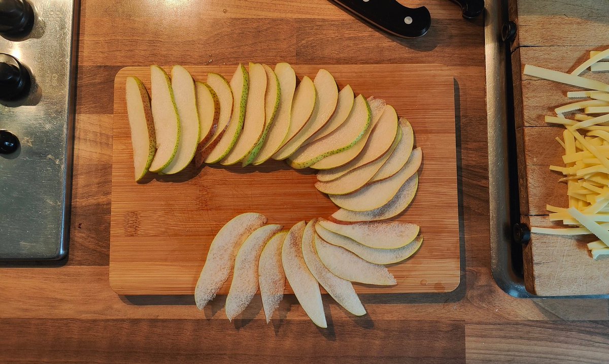 VTerek31's tweet image. Am liebsten koche ich, wenn die Zeit bleibt die Birnenschnitze nach dicke zu sortieren, bevor sie auf den Flammkuchen kommen 🥰